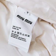 Miumiu 缪缪 2026FW早秋新品 休闲皮质夹克🥼 甄选细腻仿真皮面料,触感软糯自带柔和哑光肌理,不硬不闷,兼顾挺 Miumiu 缪缪 2026FW早秋新品 休闲皮质夹克🥼 甄选细腻仿真皮面料,触感软糯自带柔和哑光肌理,不硬不闷,兼顾挺