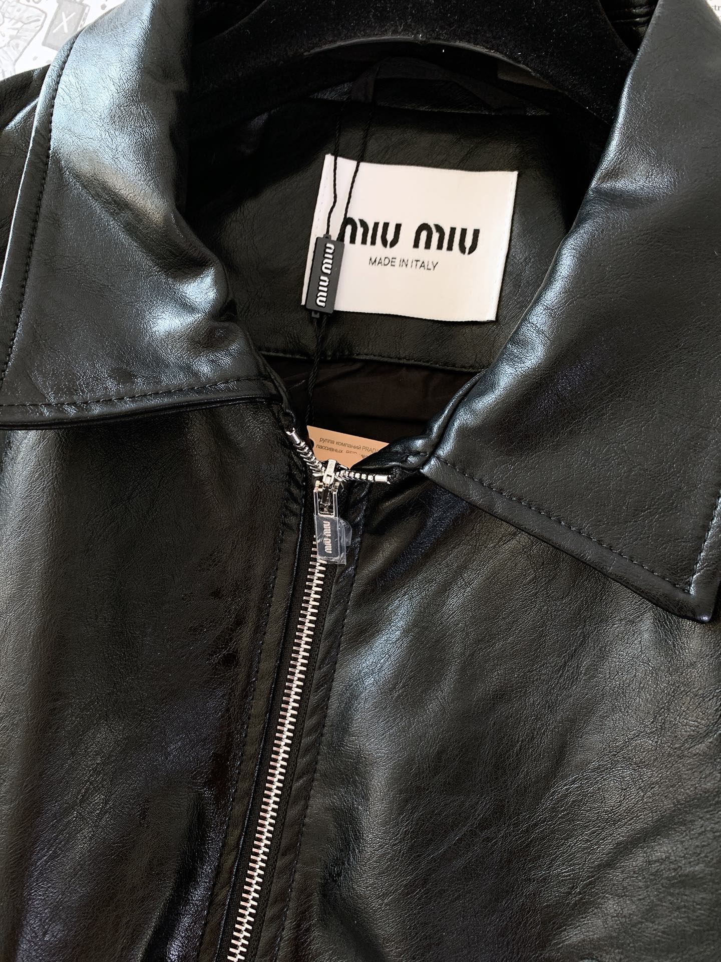 Miumiu 缪缪 2026FW早秋新品 休闲皮质夹克🥼 甄选细腻仿真皮面料,触感软糯自带柔和哑光肌理,不硬不闷,兼顾挺 Miumiu 缪缪 2026FW早秋新品 休闲皮质夹克🥼 甄选细腻仿真皮面料,触感软糯自带柔和哑光肌理,不硬不闷,兼顾挺
