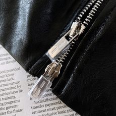 Miumiu 缪缪 2026FW早秋新品 休闲皮质夹克🥼 甄选细腻仿真皮面料,触感软糯自带柔和哑光肌理,不硬不闷,兼顾挺 Miumiu 缪缪 2026FW早秋新品 休闲皮质夹克🥼 甄选细腻仿真皮面料,触感软糯自带柔和哑光肌理,不硬不闷,兼顾挺