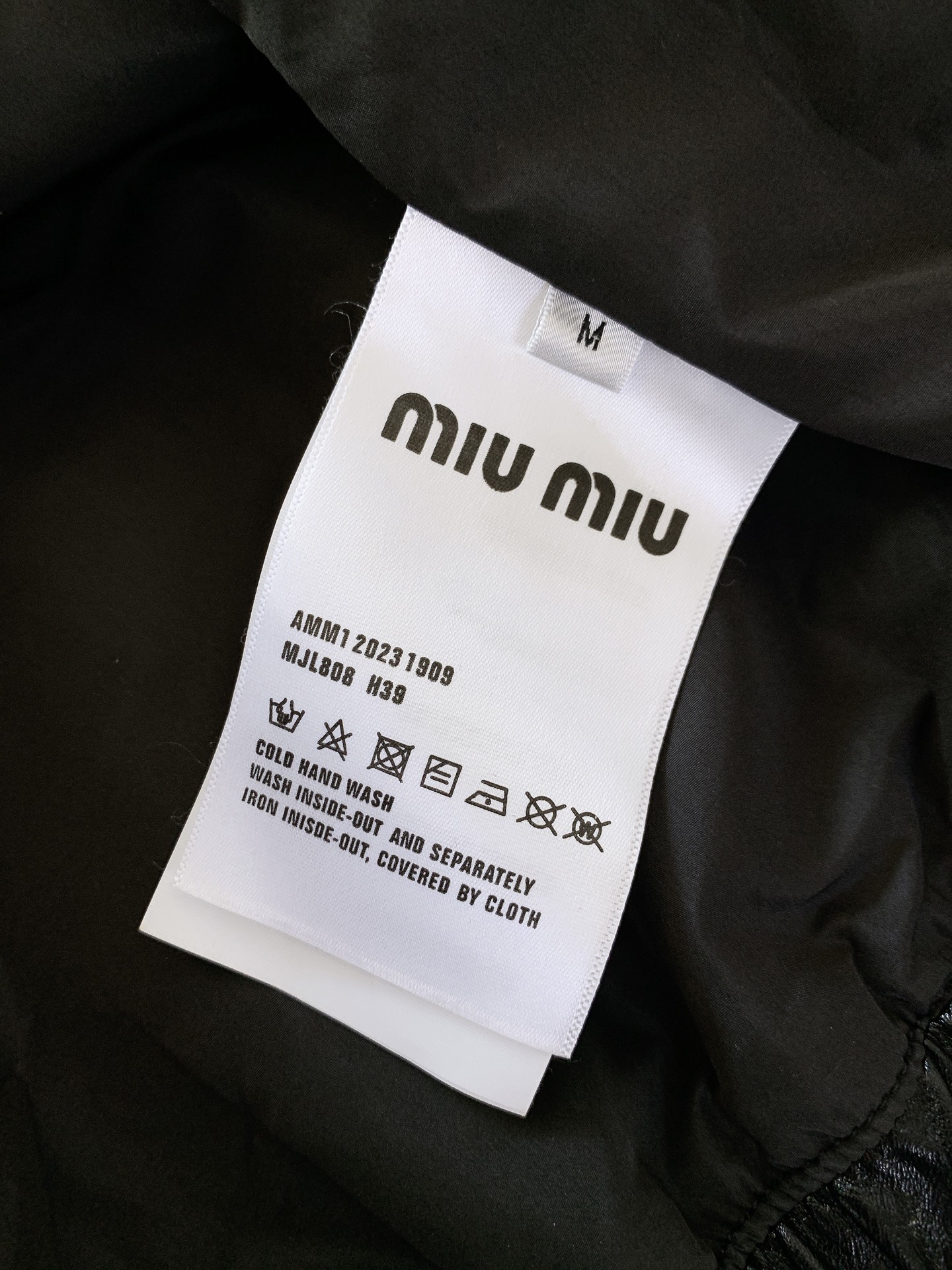 Miumiu 缪缪 2026FW早秋新品 休闲皮质夹克🥼 甄选细腻仿真皮面料,触感软糯自带柔和哑光肌理,不硬不闷,兼顾挺 Miumiu 缪缪 2026FW早秋新品 休闲皮质夹克🥼 甄选细腻仿真皮面料,触感软糯自带柔和哑光肌理,不硬不闷,兼顾挺