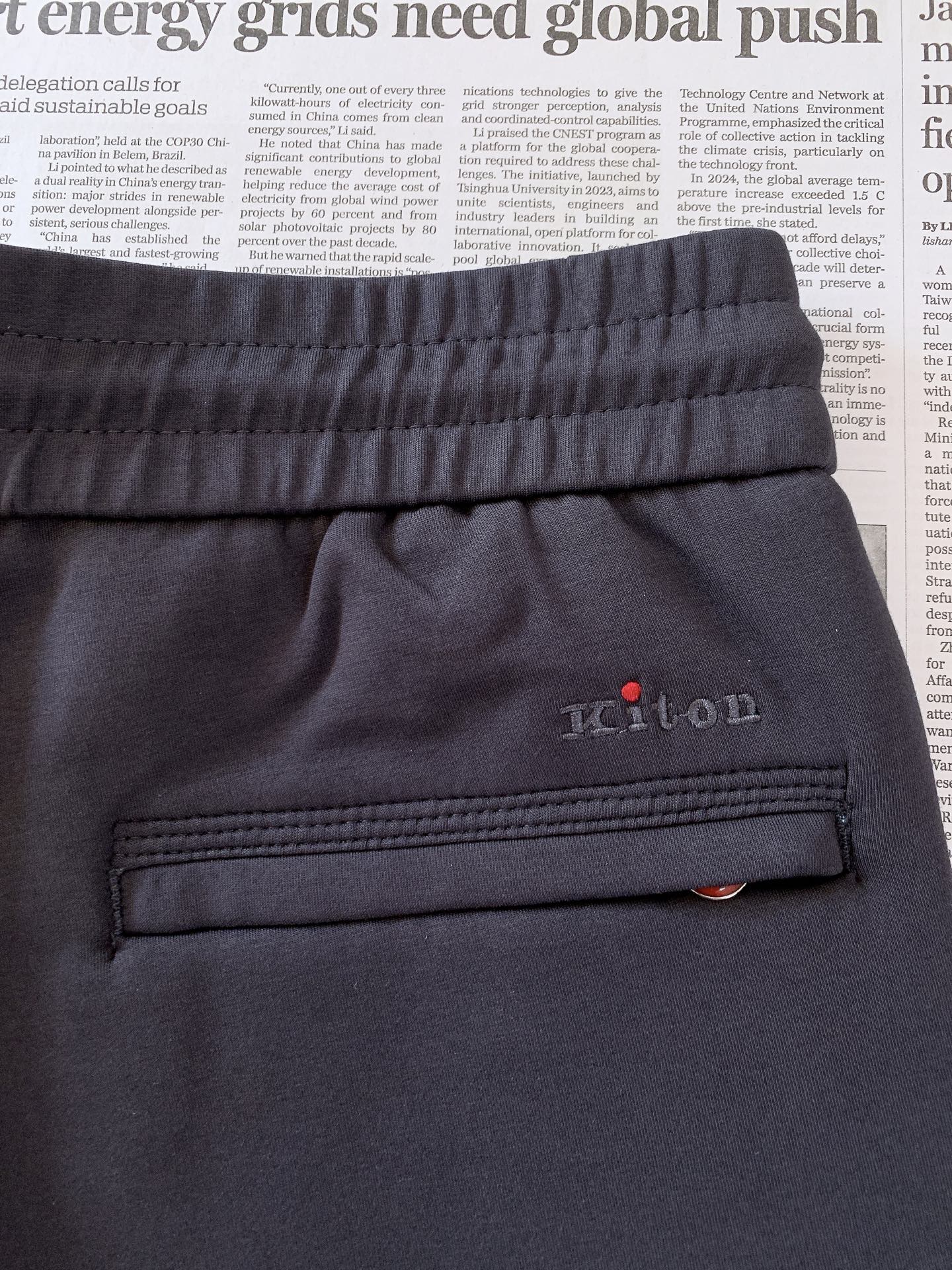 Kiton 奇顿 2026FW早秋新品 意式高端休闲裤👖 顶级混纺针织料,软糯垂顺,抗皱好打理。 松紧抽绳腰,拉链侧兜 Kiton 奇顿 2026FW早秋新品 意式高端休闲裤👖 顶级混纺针织料,软糯垂顺,抗皱好打理。 松紧抽绳腰,拉链侧兜