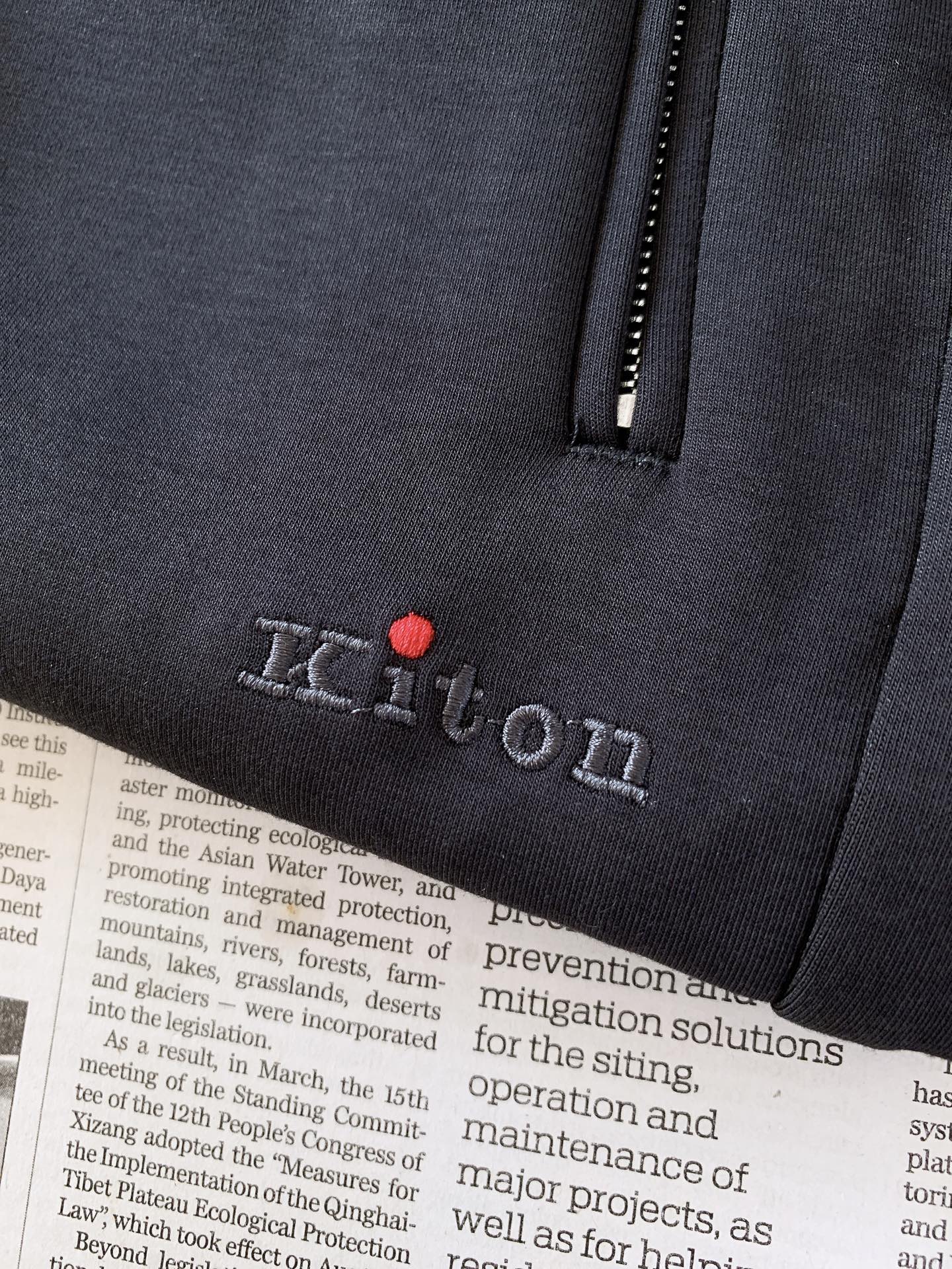 Kiton 奇顿 2026FW早秋新品 意式高端休闲裤👖 顶级混纺针织料,软糯垂顺,抗皱好打理。 松紧抽绳腰,拉链侧兜 Kiton 奇顿 2026FW早秋新品 意式高端休闲裤👖 顶级混纺针织料,软糯垂顺,抗皱好打理。 松紧抽绳腰,拉链侧兜