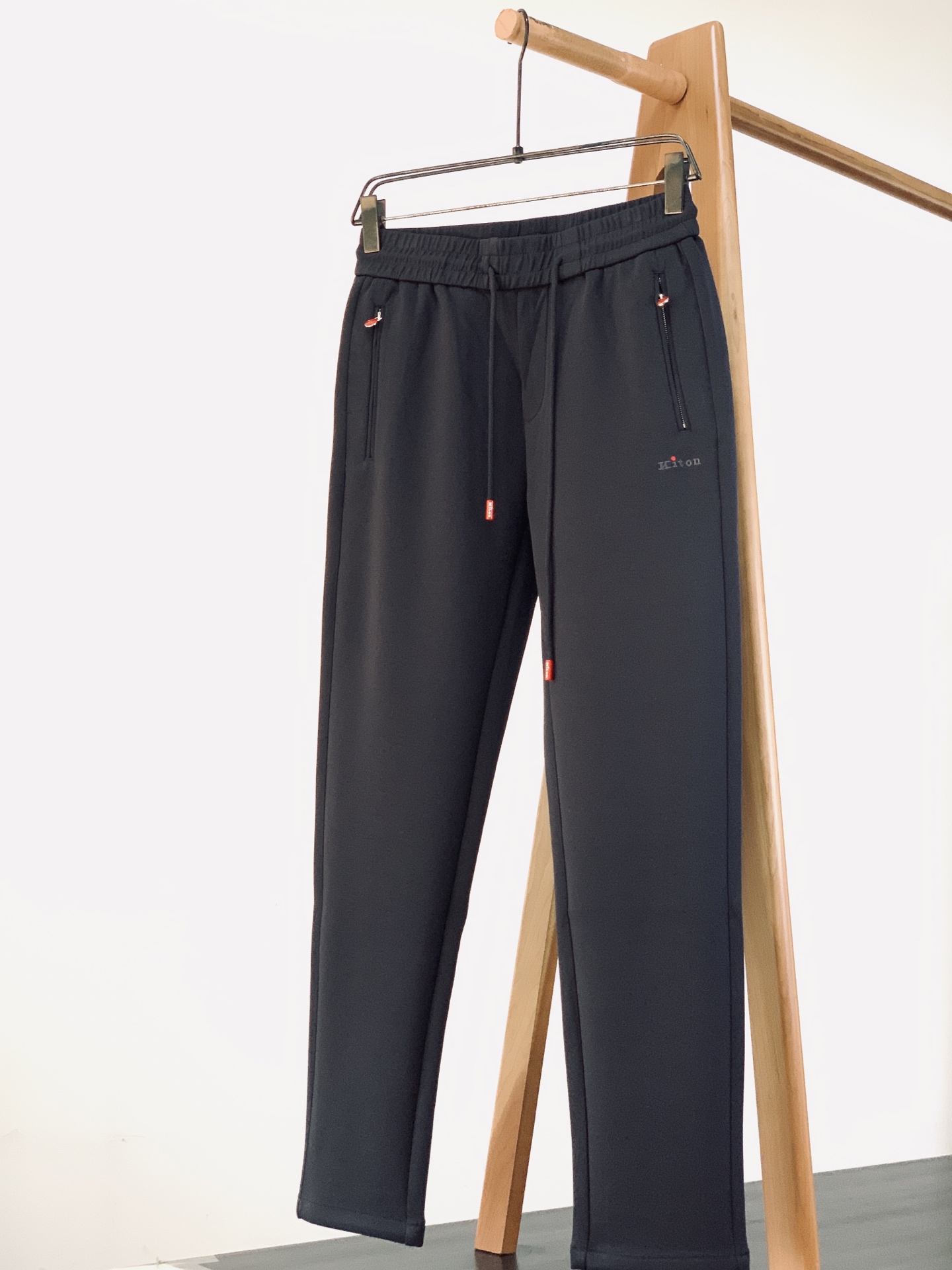 Kiton 奇顿 2026FW早秋新品 意式高端休闲裤👖 顶级混纺针织料,软糯垂顺,抗皱好打理。 松紧抽绳腰,拉链侧兜 Kiton 奇顿 2026FW早秋新品 意式高端休闲裤👖 顶级混纺针织料,软糯垂顺,抗皱好打理。 松紧抽绳腰,拉链侧兜