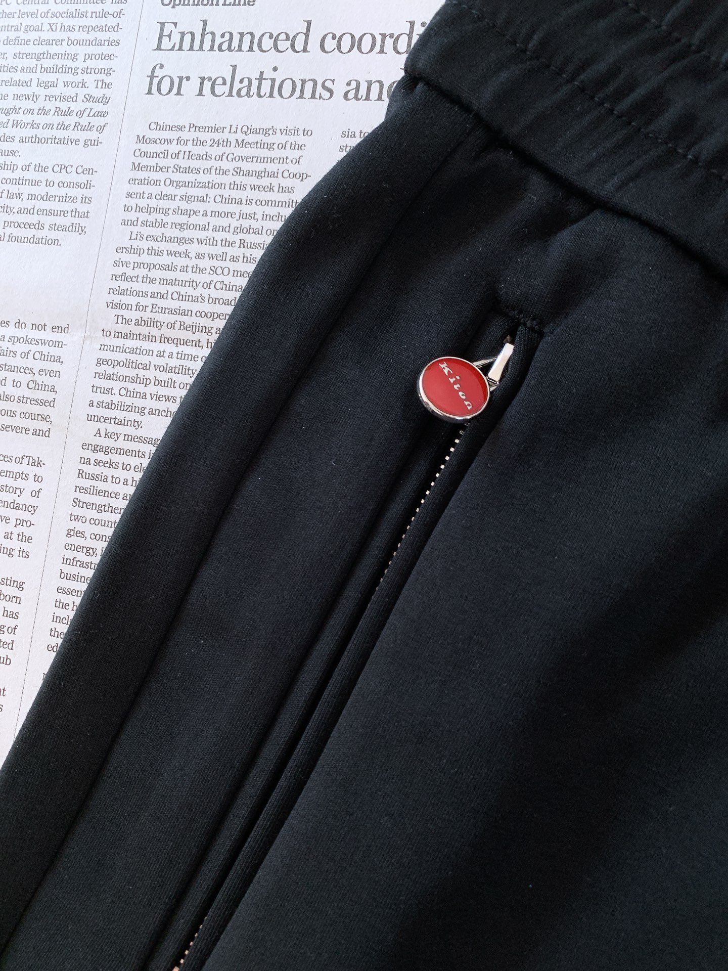Kiton 奇顿 2026FW早秋新品 意式高端休闲裤👖 顶级混纺针织料,软糯垂顺,抗皱好打理。 松紧抽绳腰,拉链侧兜 Kiton 奇顿 2026FW早秋新品 意式高端休闲裤👖 顶级混纺针织料,软糯垂顺,抗皱好打理。 松紧抽绳腰,拉链侧兜