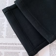 Kiton 奇顿 2026FW早秋新品 意式高端休闲裤👖 顶级混纺针织料,软糯垂顺,抗皱好打理。 松紧抽绳腰,拉链侧兜 Kiton 奇顿 2026FW早秋新品 意式高端休闲裤👖 顶级混纺针织料,软糯垂顺,抗皱好打理。 松紧抽绳腰,拉链侧兜