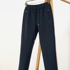 Kiton 奇顿 2026FW早秋新品 意式高端休闲裤👖 顶级混纺针织料,软糯垂顺,抗皱好打理。 松紧抽绳腰,拉链侧兜 Kiton 奇顿 2026FW早秋新品 意式高端休闲裤👖 顶级混纺针织料,软糯垂顺,抗皱好打理。 松紧抽绳腰,拉链侧兜