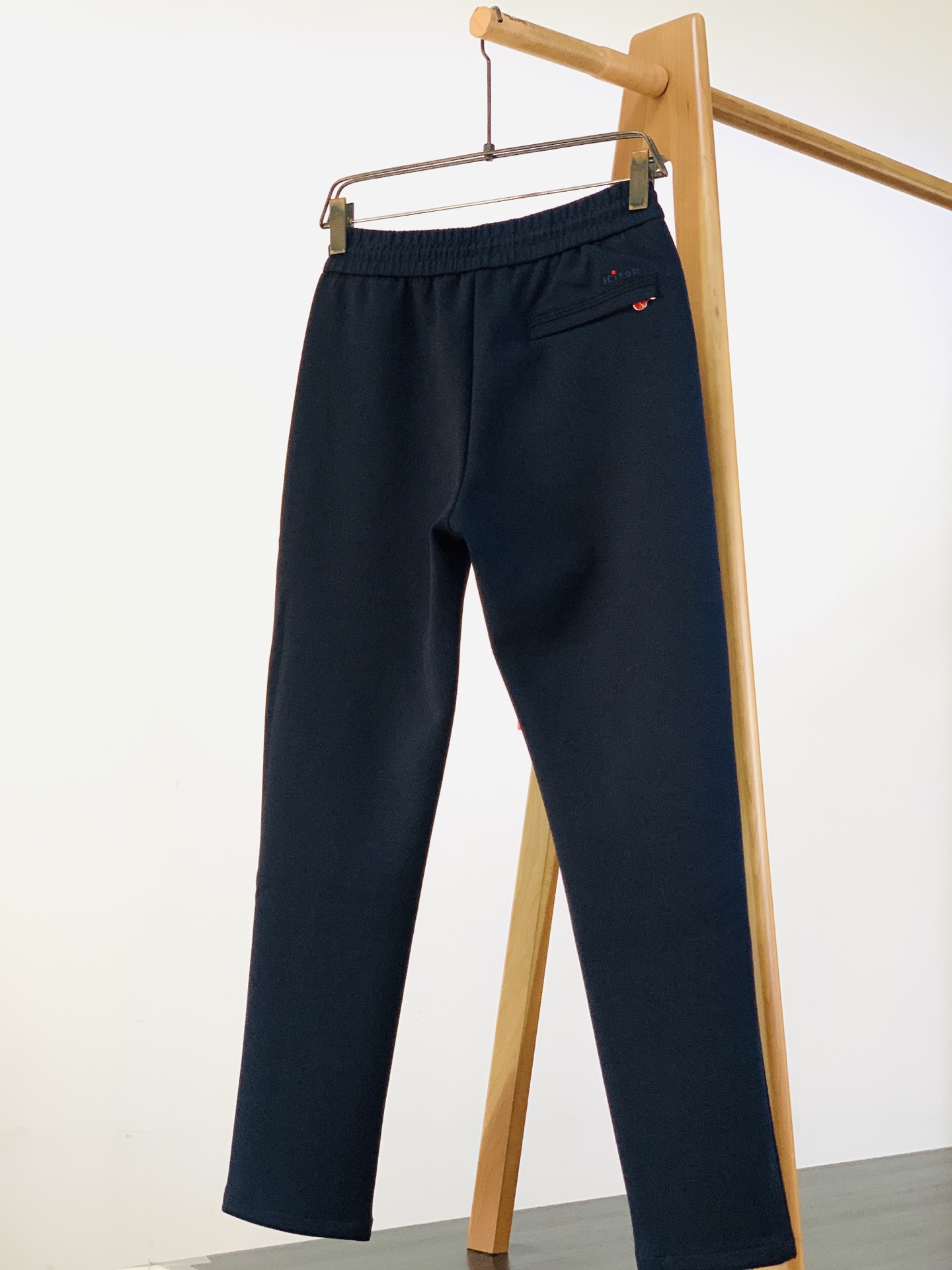 Kiton 奇顿 2026FW早秋新品 意式高端休闲裤👖 顶级混纺针织料,软糯垂顺,抗皱好打理。 松紧抽绳腰,拉链侧兜 Kiton 奇顿 2026FW早秋新品 意式高端休闲裤👖 顶级混纺针织料,软糯垂顺,抗皱好打理。 松紧抽绳腰,拉链侧兜