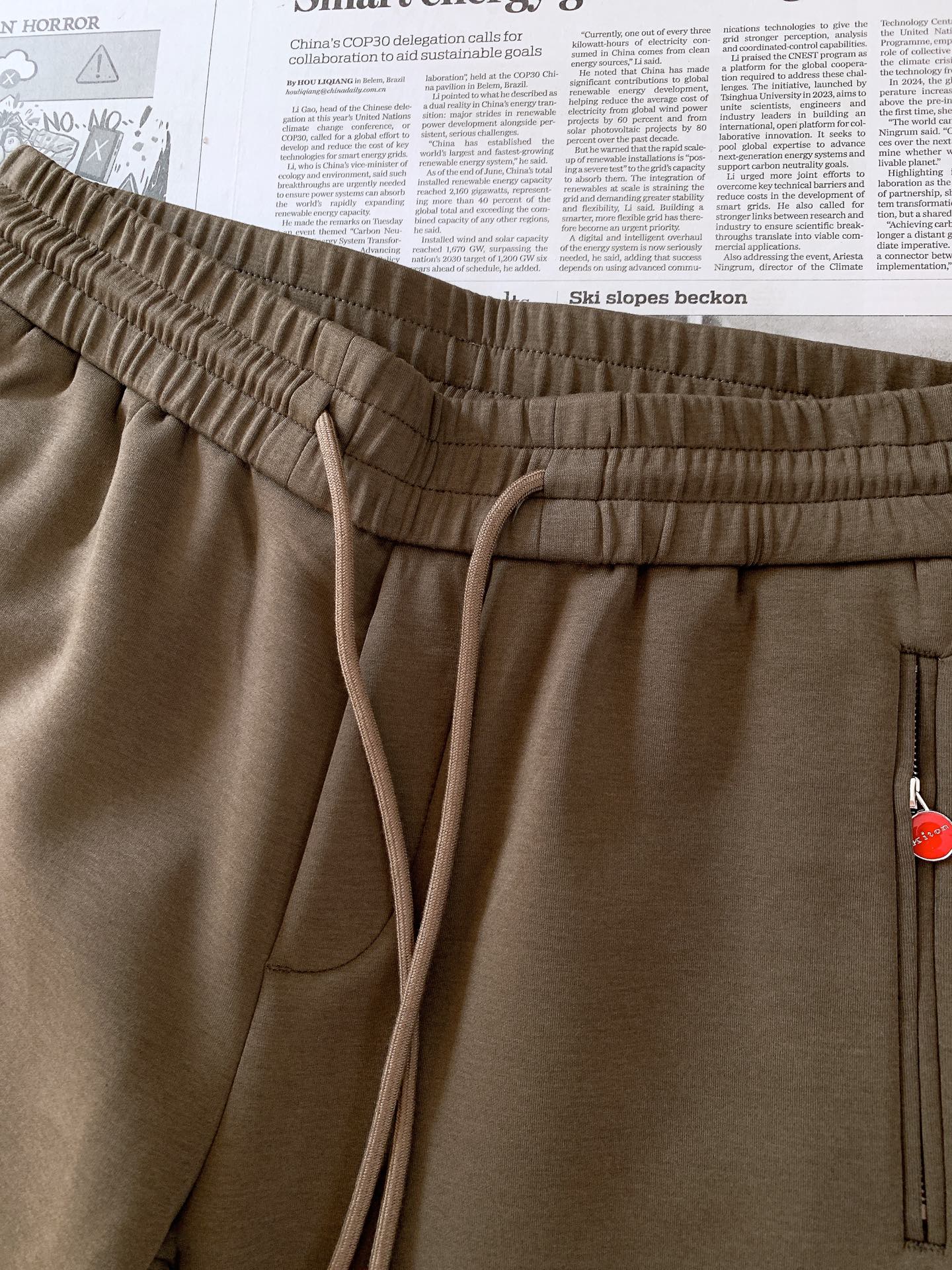 Kiton 奇顿 2026FW早秋新品  意式高端休闲裤👖 顶级混纺针织料，软糯垂顺，抗皱好打理。 松紧抽绳腰，拉链侧兜
