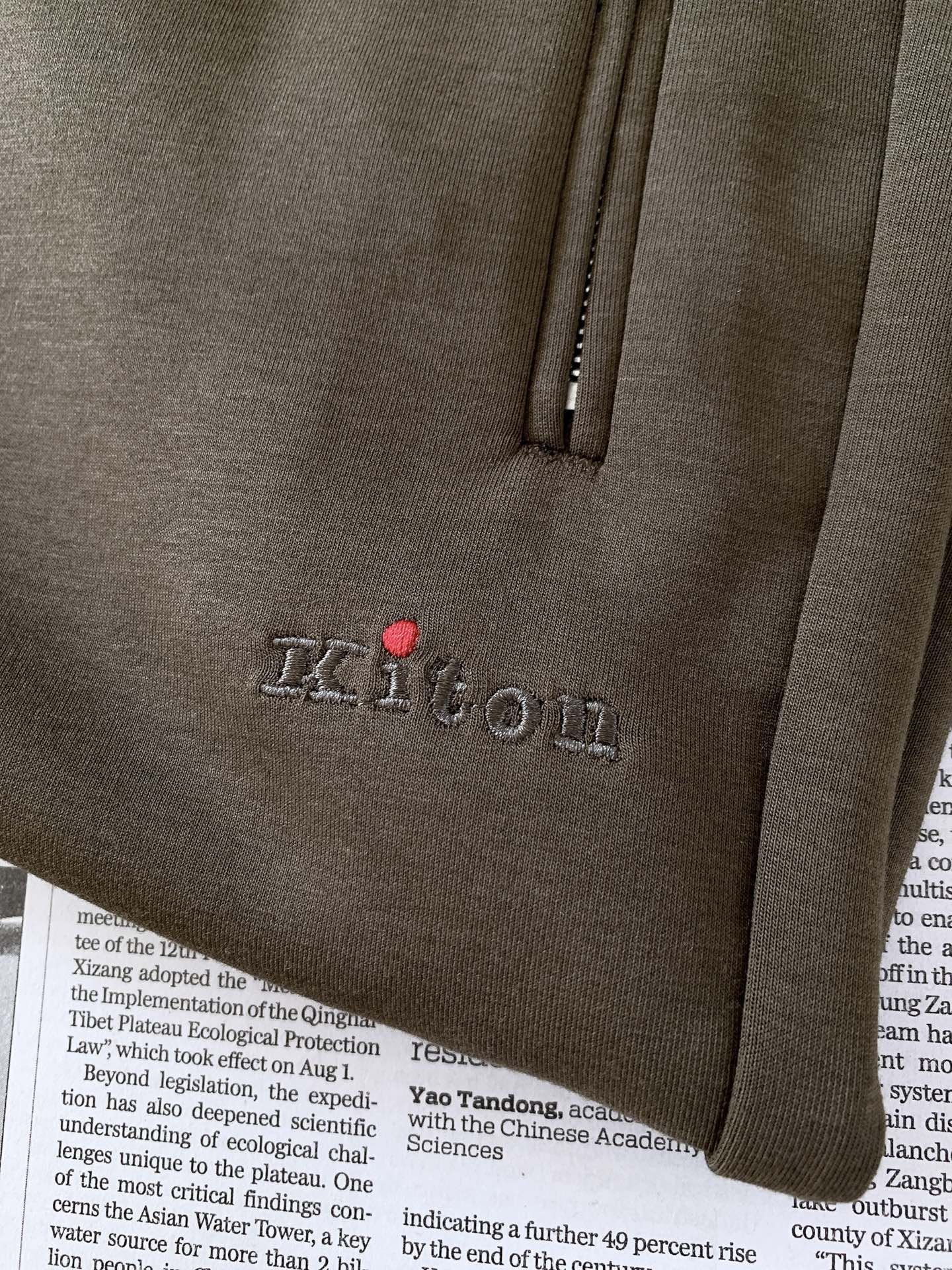 Kiton 奇顿 2026FW早秋新品  意式高端休闲裤👖 顶级混纺针织料，软糯垂顺，抗皱好打理。 松紧抽绳腰，拉链侧兜