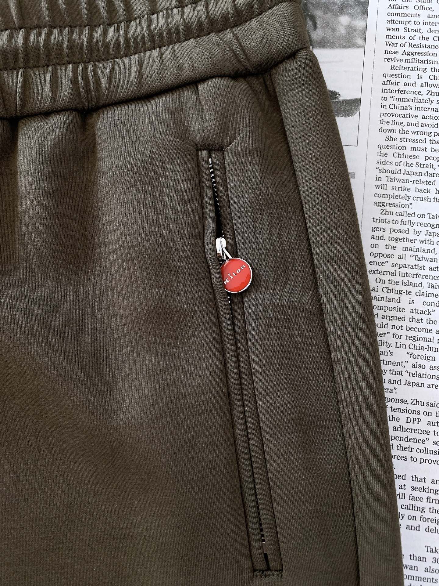 Kiton 奇顿 2026FW早秋新品  意式高端休闲裤👖 顶级混纺针织料，软糯垂顺，抗皱好打理。 松紧抽绳腰，拉链侧兜