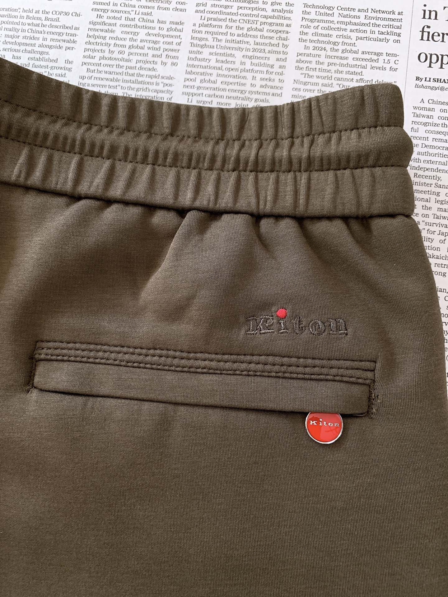 Kiton 奇顿 2026FW早秋新品  意式高端休闲裤👖 顶级混纺针织料，软糯垂顺，抗皱好打理。 松紧抽绳腰，拉链侧兜
