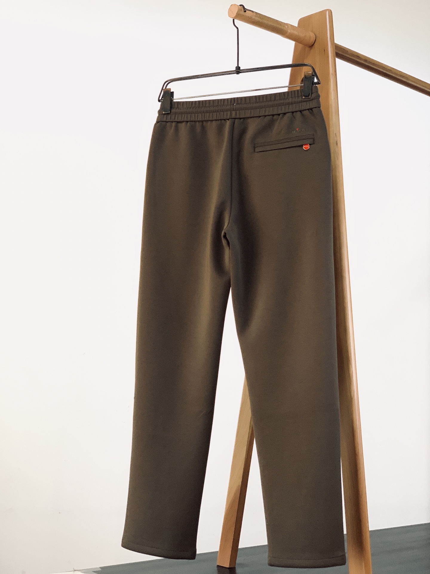 Kiton 奇顿 2026FW早秋新品  意式高端休闲裤👖 顶级混纺针织料，软糯垂顺，抗皱好打理。 松紧抽绳腰，拉链侧兜