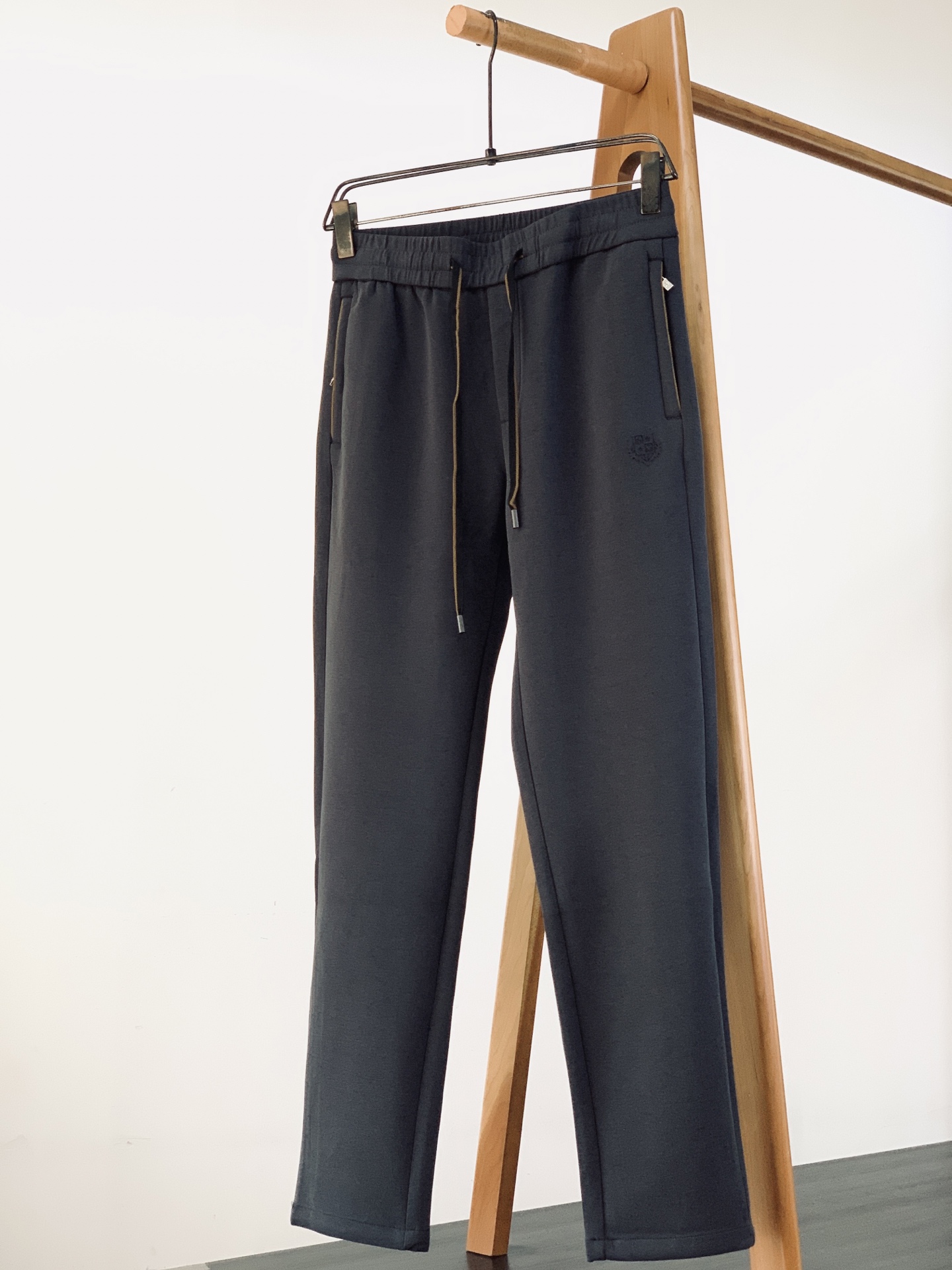 LoroPiana L.P FW早秋新品 Loro Piana男士轻奢休闲裤👖低调显贵的意式质感神裤 定织高端混纺面料，