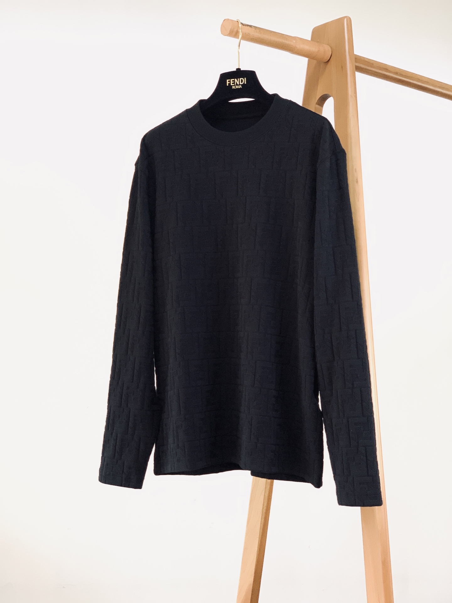 Fendi 芬迪 2026FW早秋新品  经典FF浮雕提花长袖打底🥼 全身立体老花提花，浮雕肌理质感拉满，定制针织面料软