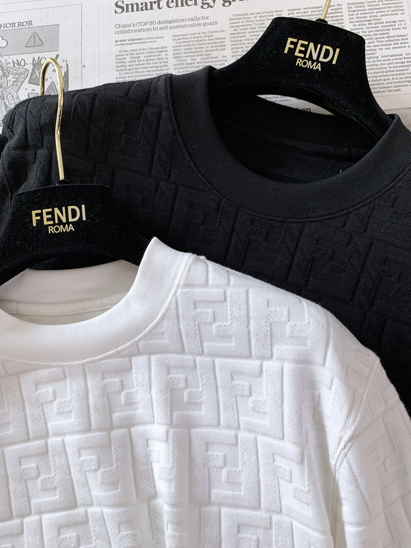 Fendi 芬迪 2026FW早秋新品 经典FF浮雕提花长袖打底🥼 全身立体老花提花,浮雕肌理质感拉满,定制针织面料软 Fendi 芬迪 2026FW早秋新品 经典FF浮雕提花长袖打底🥼 全身立体老花提花,浮雕肌理质感拉满,定制针织面料软