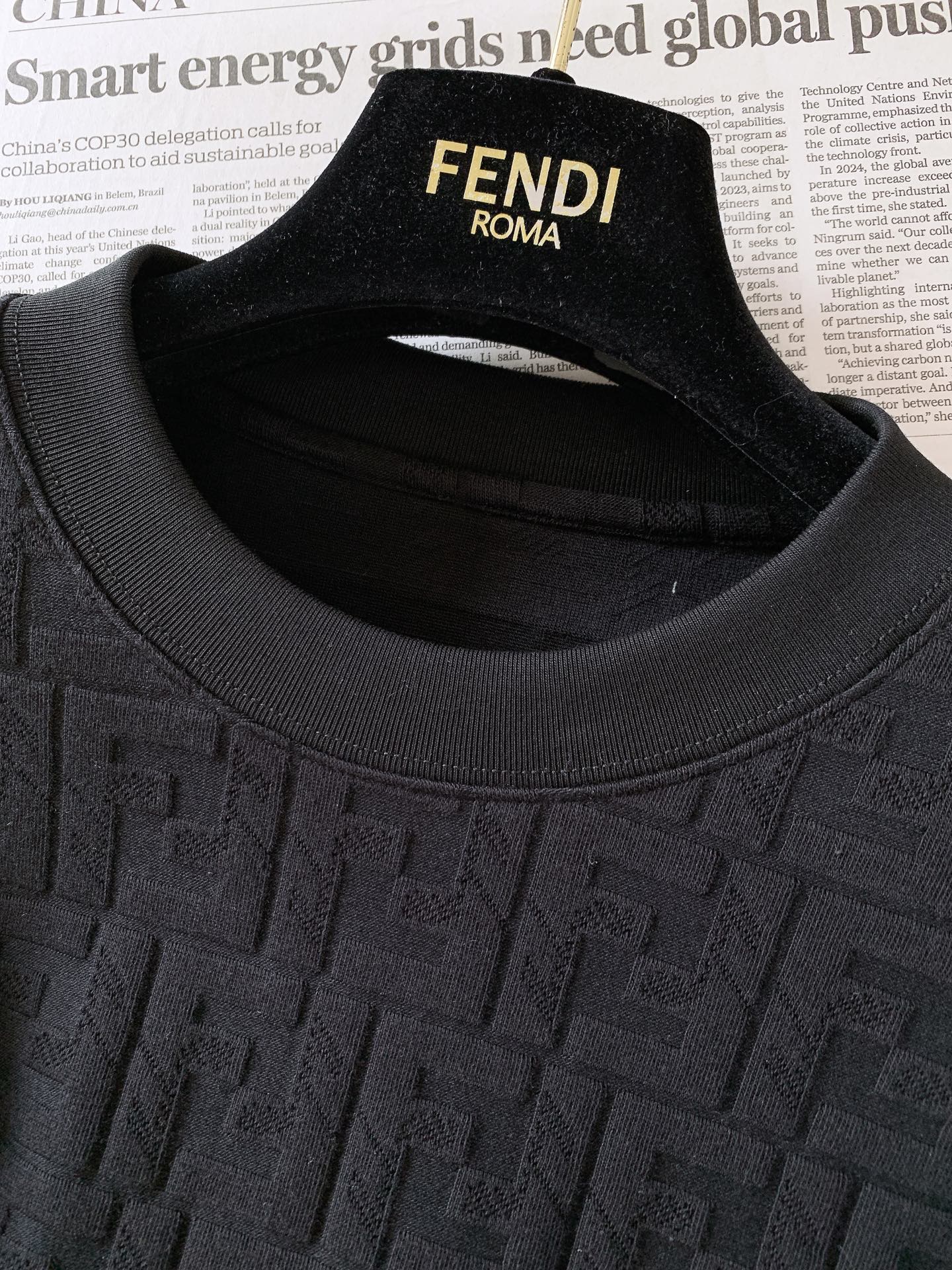 Fendi 芬迪 2026FW早秋新品 经典FF浮雕提花长袖打底🥼 全身立体老花提花,浮雕肌理质感拉满,定制针织面料软 Fendi 芬迪 2026FW早秋新品 经典FF浮雕提花长袖打底🥼 全身立体老花提花,浮雕肌理质感拉满,定制针织面料软