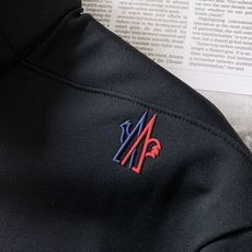 Moncler 蒙口 2026FW早秋新品 半拉链立领长袖打底🥼 早秋刚需款!高弹机能针织料,柔软有弹力 半开金属拉链 Moncler 蒙口 2026FW早秋新品 半拉链立领长袖打底🥼 早秋刚需款!高弹机能针织料,柔软有弹力 半开金属拉链