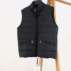 Moncler 蒙口 2026FW秋冬新品 休闲羽绒马甲🎽甄选轻薄防风锦纶面料,触感细腻顺滑,自带抗风锁温属性。内部填 Moncler 蒙口 2026FW秋冬新品 休闲羽绒马甲🎽甄选轻薄防风锦纶面料,触感细腻顺滑,自带抗风锁温属性。内部填