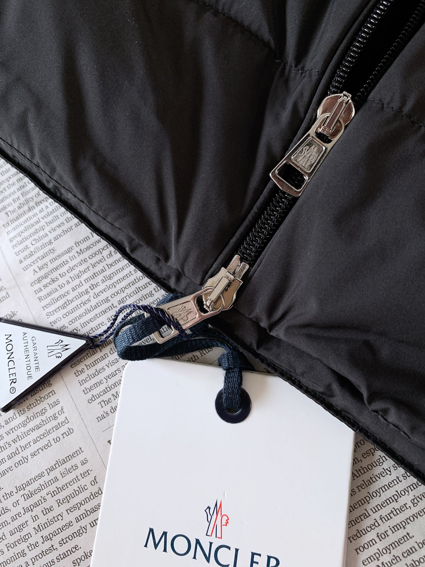 Moncler 蒙口 2026FW秋冬新品  休闲羽绒马甲🎽甄选轻薄防风锦纶面料，触感细腻顺滑，自带抗风锁温属性。内部填