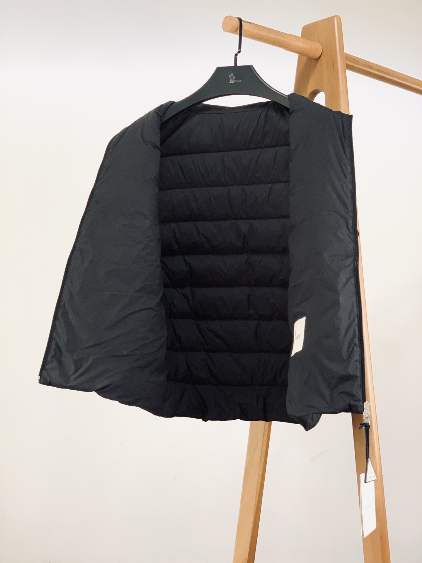 Moncler 蒙口 2026FW秋冬新品  休闲羽绒马甲🎽甄选轻薄防风锦纶面料，触感细腻顺滑，自带抗风锁温属性。内部填