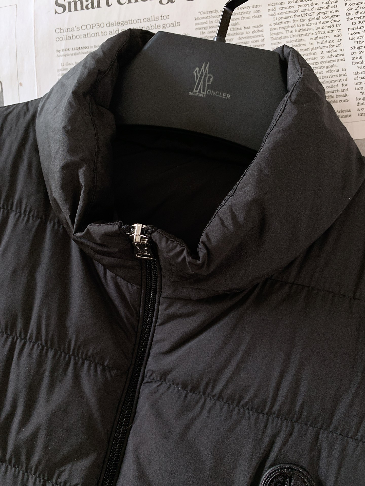 Moncler 蒙口 2026FW秋冬新品  休闲羽绒马甲🎽甄选轻薄防风锦纶面料，触感细腻顺滑，自带抗风锁温属性。内部填