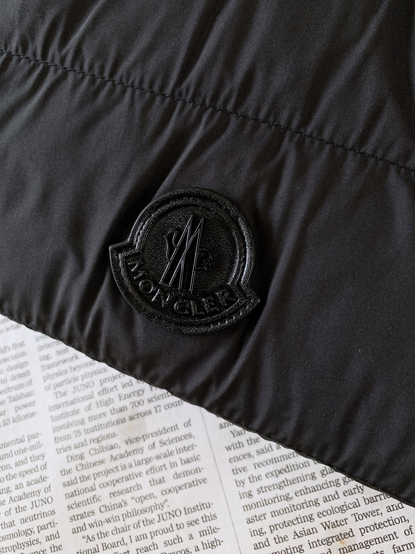 Moncler 蒙口 2026FW秋冬新品  休闲羽绒马甲🎽甄选轻薄防风锦纶面料，触感细腻顺滑，自带抗风锁温属性。内部填