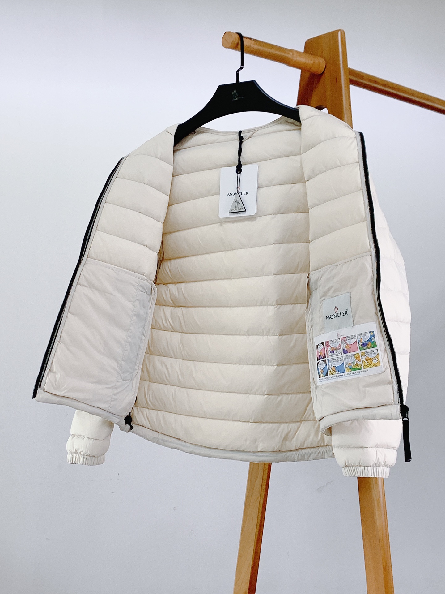 Moncler 蒙口 连帽轻薄羽绒服🥼 选用高密防风尼龙面料，轻薄抗皱，具备不错的防泼水性，面料柔软不硬挺，横条绗缝工艺