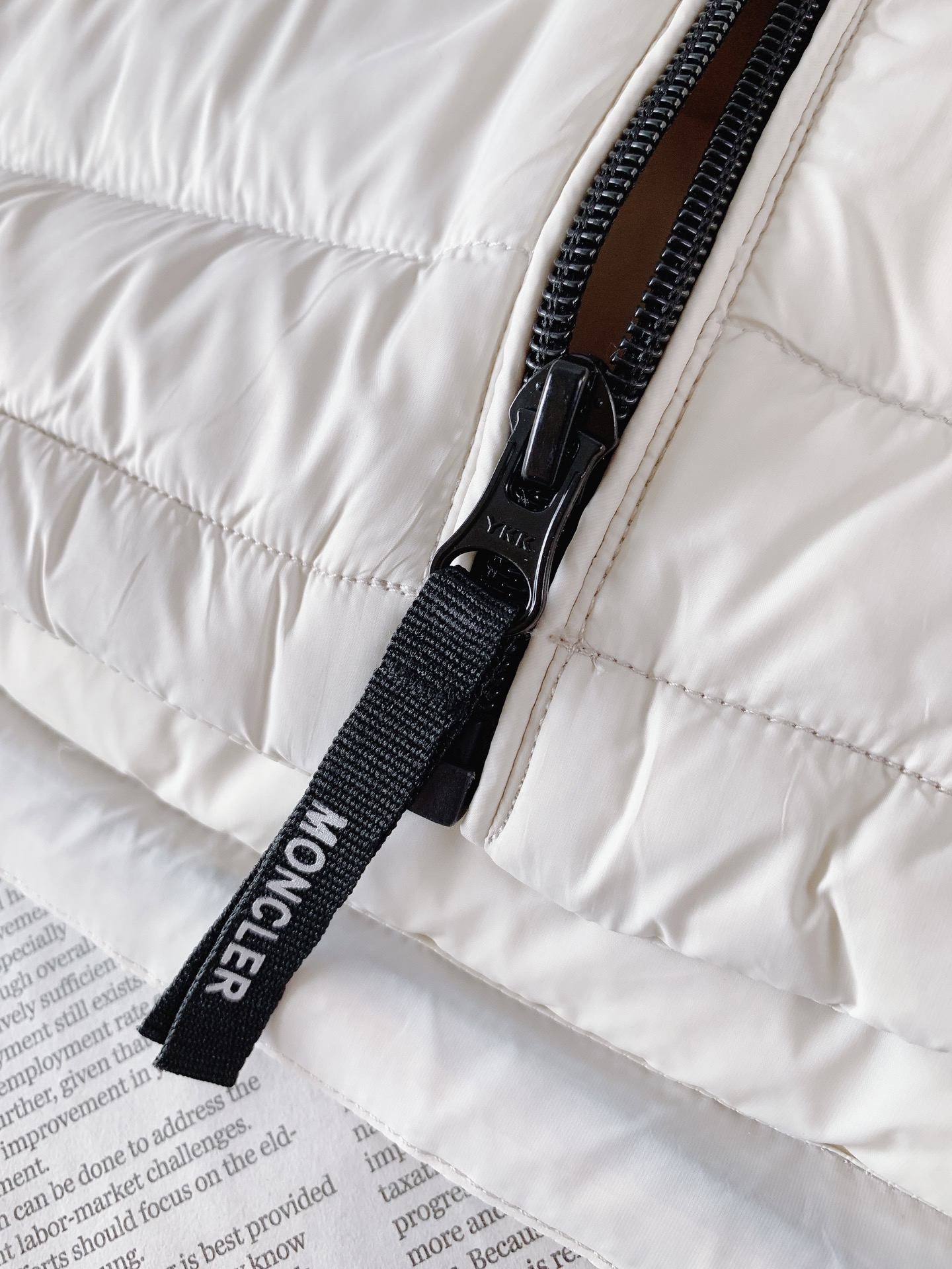 Moncler 蒙口 连帽轻薄羽绒服🥼 选用高密防风尼龙面料，轻薄抗皱，具备不错的防泼水性，面料柔软不硬挺，横条绗缝工艺