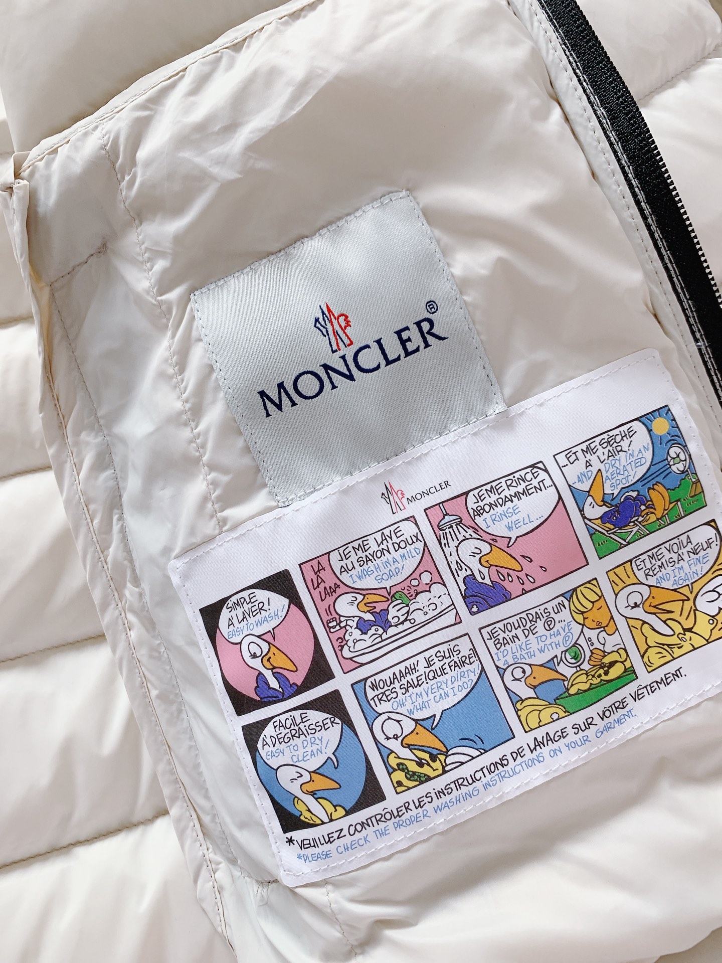 Moncler 蒙口 连帽轻薄羽绒服🥼 选用高密防风尼龙面料，轻薄抗皱，具备不错的防泼水性，面料柔软不硬挺，横条绗缝工艺