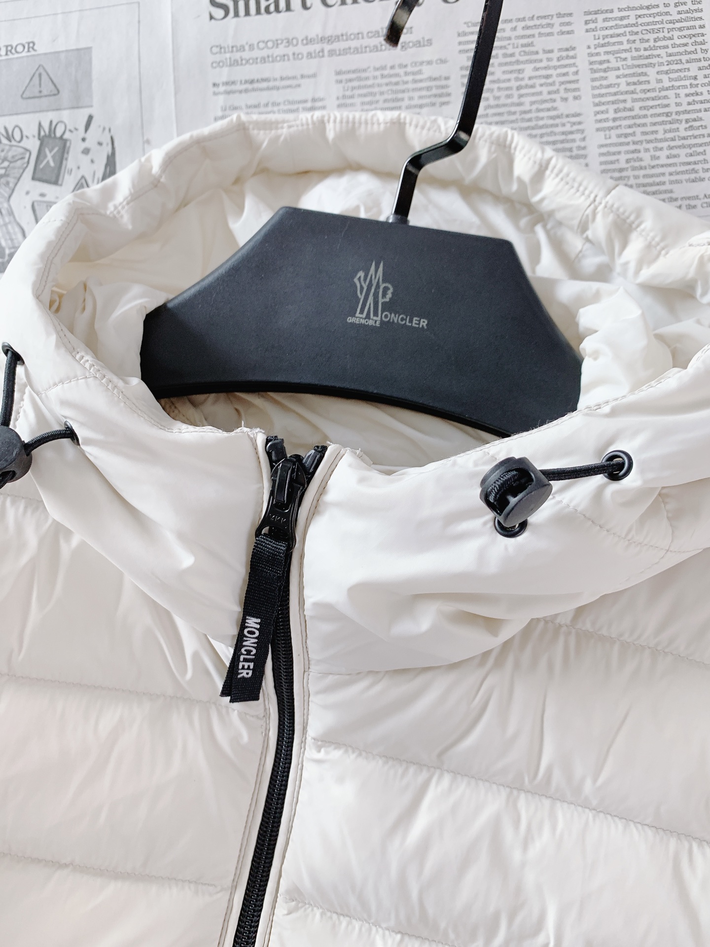 Moncler 蒙口 连帽轻薄羽绒服🥼 选用高密防风尼龙面料，轻薄抗皱，具备不错的防泼水性，面料柔软不硬挺，横条绗缝工艺