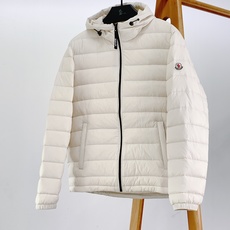 Moncler 蒙口 连帽轻薄羽绒服🥼 选用高密防风尼龙面料,轻薄抗皱,具备不错的防泼水性,面料柔软不硬挺,横条绗缝工艺 Moncler 蒙口 连帽轻薄羽绒服🥼 选用高密防风尼龙面料,轻薄抗皱,具备不错的防泼水性,面料柔软不硬挺,横条绗缝工艺