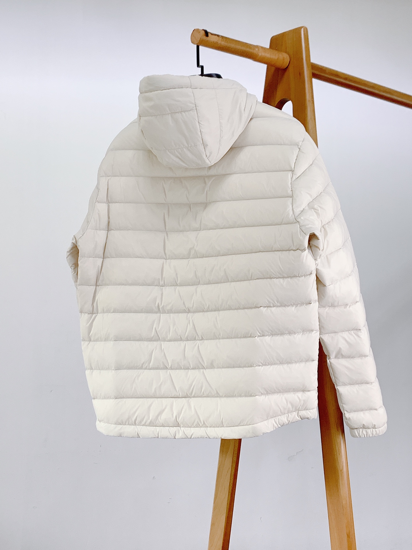 Moncler 蒙口 连帽轻薄羽绒服🥼 选用高密防风尼龙面料，轻薄抗皱，具备不错的防泼水性，面料柔软不硬挺，横条绗缝工艺