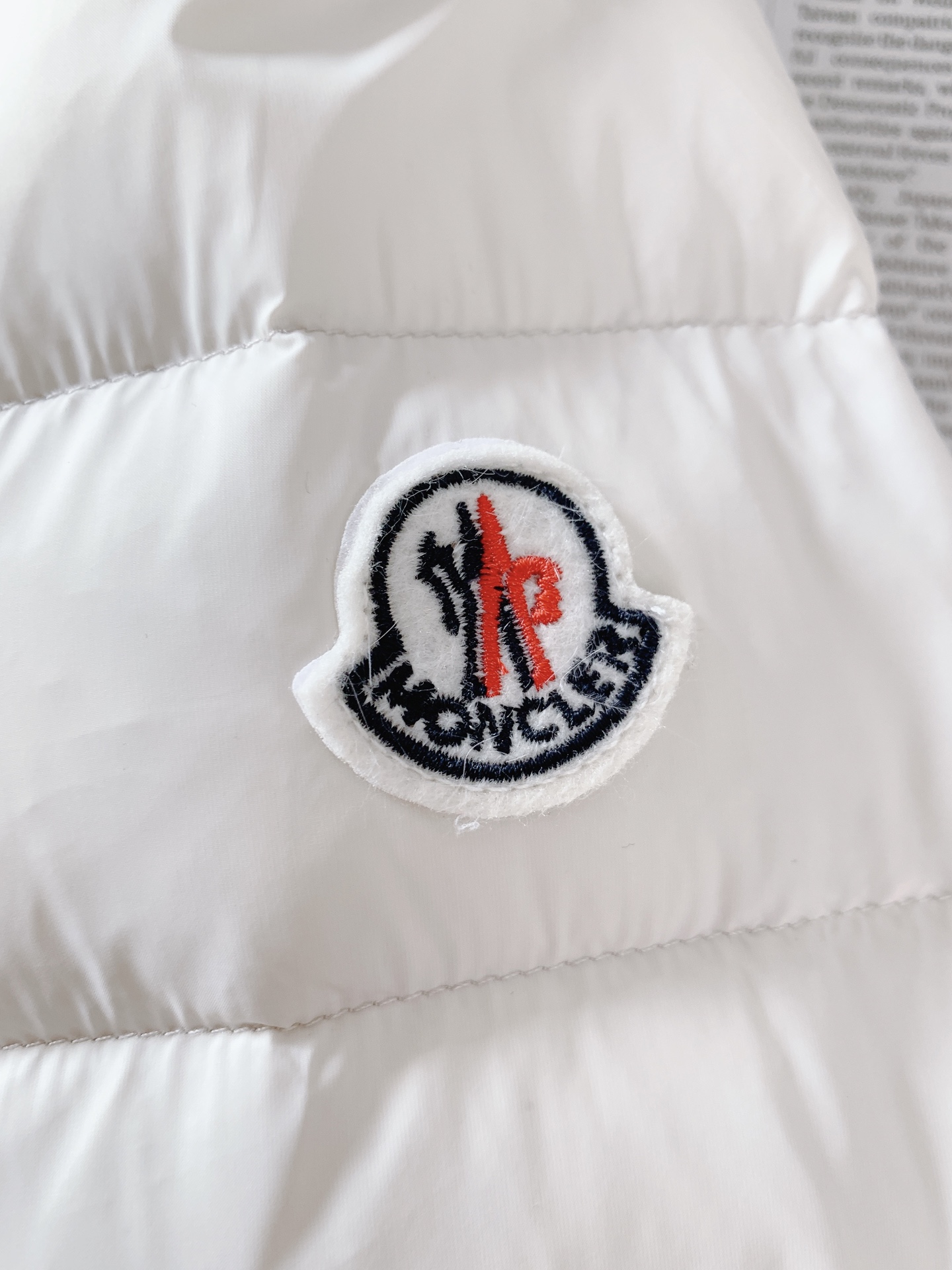 Moncler 蒙口 连帽轻薄羽绒服🥼 选用高密防风尼龙面料，轻薄抗皱，具备不错的防泼水性，面料柔软不硬挺，横条绗缝工艺