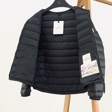 Moncler 蒙口 连帽轻薄羽绒服🥼 选用高密防风尼龙面料,轻薄抗皱,具备不错的防泼水性,面料柔软不硬挺,横条绗缝工艺 Moncler 蒙口 连帽轻薄羽绒服🥼 选用高密防风尼龙面料,轻薄抗皱,具备不错的防泼水性,面料柔软不硬挺,横条绗缝工艺