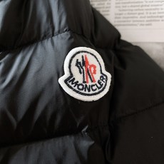 Moncler 蒙口 连帽轻薄羽绒服🥼 选用高密防风尼龙面料,轻薄抗皱,具备不错的防泼水性,面料柔软不硬挺,横条绗缝工艺 Moncler 蒙口 连帽轻薄羽绒服🥼 选用高密防风尼龙面料,轻薄抗皱,具备不错的防泼水性,面料柔软不硬挺,横条绗缝工艺