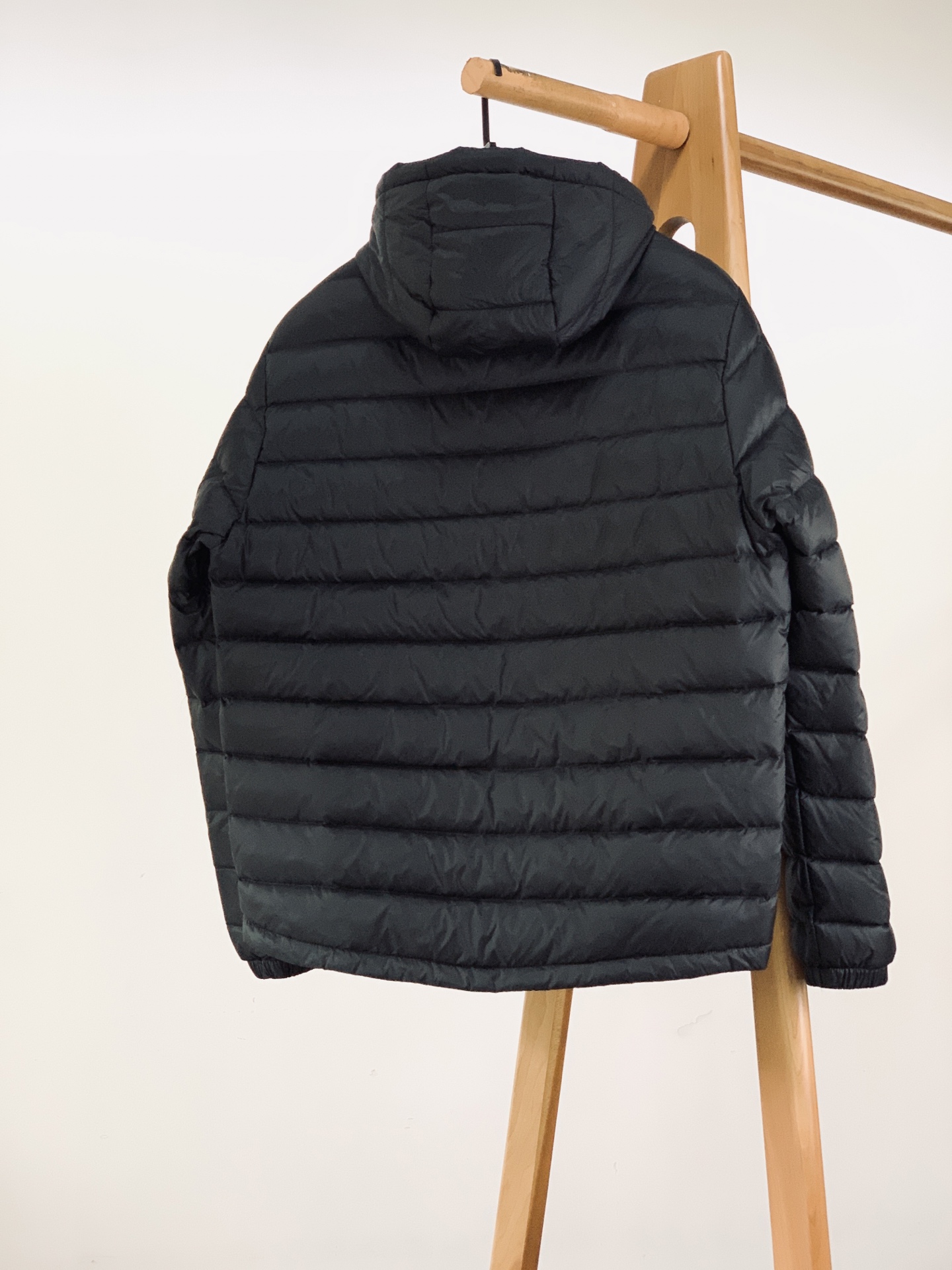 Moncler 蒙口 连帽轻薄羽绒服🥼 选用高密防风尼龙面料,轻薄抗皱,具备不错的防泼水性,面料柔软不硬挺,横条绗缝工艺 Moncler 蒙口 连帽轻薄羽绒服🥼 选用高密防风尼龙面料,轻薄抗皱,具备不错的防泼水性,面料柔软不硬挺,横条绗缝工艺