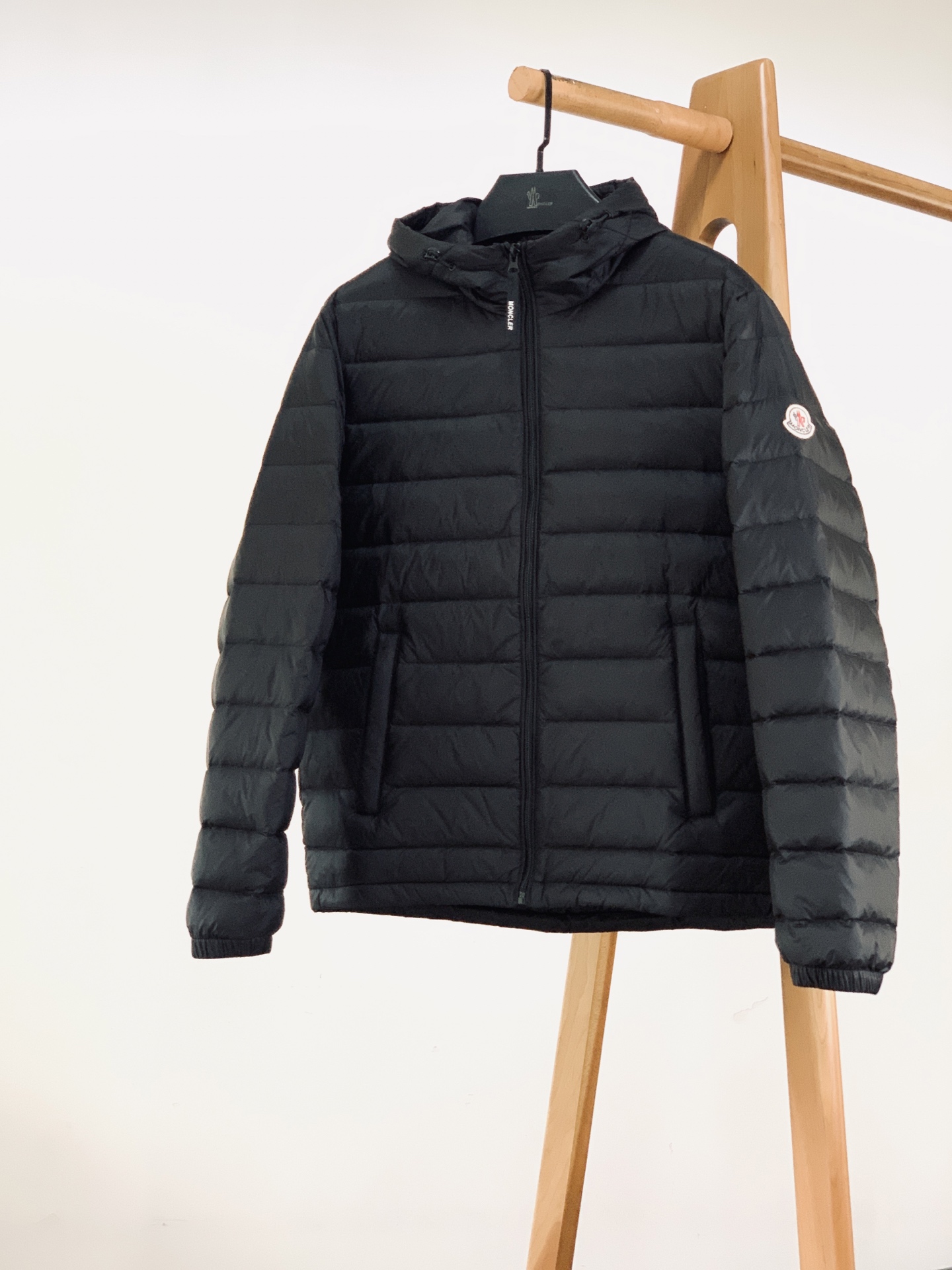 Moncler 蒙口 连帽轻薄羽绒服🥼 选用高密防风尼龙面料,轻薄抗皱,具备不错的防泼水性,面料柔软不硬挺,横条绗缝工艺 Moncler 蒙口 连帽轻薄羽绒服🥼 选用高密防风尼龙面料,轻薄抗皱,具备不错的防泼水性,面料柔软不硬挺,横条绗缝工艺