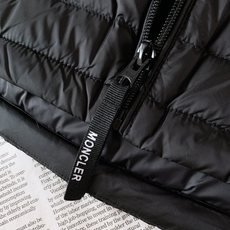 Moncler 蒙口 连帽轻薄羽绒服🥼 选用高密防风尼龙面料,轻薄抗皱,具备不错的防泼水性,面料柔软不硬挺,横条绗缝工艺 Moncler 蒙口 连帽轻薄羽绒服🥼 选用高密防风尼龙面料,轻薄抗皱,具备不错的防泼水性,面料柔软不硬挺,横条绗缝工艺