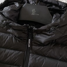 Moncler 蒙口 连帽轻薄羽绒服🥼 选用高密防风尼龙面料,轻薄抗皱,具备不错的防泼水性,面料柔软不硬挺,横条绗缝工艺 Moncler 蒙口 连帽轻薄羽绒服🥼 选用高密防风尼龙面料,轻薄抗皱,具备不错的防泼水性,面料柔软不硬挺,横条绗缝工艺