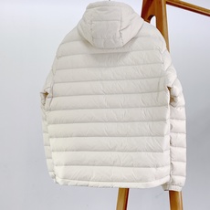 Canada Goose 加拿大鹅 轻薄连帽羽绒服🇨🇦 选用高密防风锦纶面料,质地轻盈顺滑,具备良好防泼水性,横向分格锁 Canada Goose 加拿大鹅 轻薄连帽羽绒服🇨🇦 选用高密防风锦纶面料,质地轻盈顺滑,具备良好防泼水性,横向分格锁