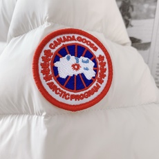 Canada Goose 加拿大鹅 轻薄连帽羽绒服🇨🇦 选用高密防风锦纶面料,质地轻盈顺滑,具备良好防泼水性,横向分格锁 Canada Goose 加拿大鹅 轻薄连帽羽绒服🇨🇦 选用高密防风锦纶面料,质地轻盈顺滑,具备良好防泼水性,横向分格锁