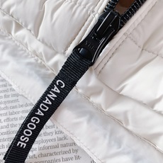 Canada Goose 加拿大鹅 轻薄连帽羽绒服🇨🇦 选用高密防风锦纶面料,质地轻盈顺滑,具备良好防泼水性,横向分格锁 Canada Goose 加拿大鹅 轻薄连帽羽绒服🇨🇦 选用高密防风锦纶面料,质地轻盈顺滑,具备良好防泼水性,横向分格锁