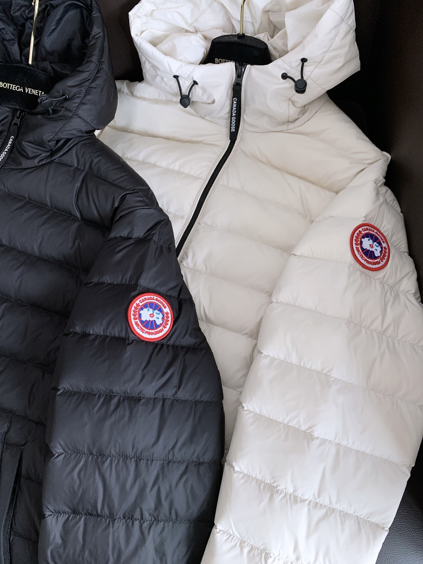 Canada Goose 加拿大鹅 轻薄连帽羽绒服🇨🇦 选用高密防风锦纶面料,质地轻盈顺滑,具备良好防泼水性,横向分格锁 Canada Goose 加拿大鹅 轻薄连帽羽绒服🇨🇦 选用高密防风锦纶面料,质地轻盈顺滑,具备良好防泼水性,横向分格锁