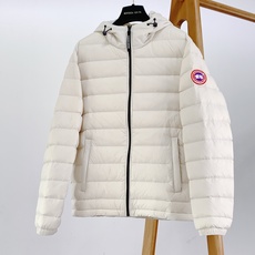 Canada Goose 加拿大鹅 轻薄连帽羽绒服🇨🇦 选用高密防风锦纶面料,质地轻盈顺滑,具备良好防泼水性,横向分格锁 Canada Goose 加拿大鹅 轻薄连帽羽绒服🇨🇦 选用高密防风锦纶面料,质地轻盈顺滑,具备良好防泼水性,横向分格锁