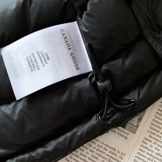 Canada Goose 加拿大鹅 轻薄连帽羽绒服🇨🇦 选用高密防风锦纶面料,质地轻盈顺滑,具备良好防泼水性,横向分格锁 Canada Goose 加拿大鹅 轻薄连帽羽绒服🇨🇦 选用高密防风锦纶面料,质地轻盈顺滑,具备良好防泼水性,横向分格锁