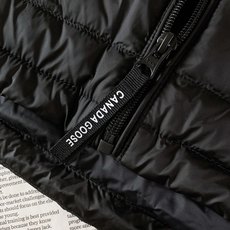 Canada Goose 加拿大鹅 轻薄连帽羽绒服🇨🇦 选用高密防风锦纶面料,质地轻盈顺滑,具备良好防泼水性,横向分格锁 Canada Goose 加拿大鹅 轻薄连帽羽绒服🇨🇦 选用高密防风锦纶面料,质地轻盈顺滑,具备良好防泼水性,横向分格锁