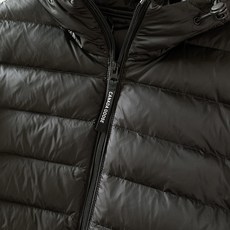 Canada Goose 加拿大鹅 轻薄连帽羽绒服🇨🇦 选用高密防风锦纶面料,质地轻盈顺滑,具备良好防泼水性,横向分格锁 Canada Goose 加拿大鹅 轻薄连帽羽绒服🇨🇦 选用高密防风锦纶面料,质地轻盈顺滑,具备良好防泼水性,横向分格锁