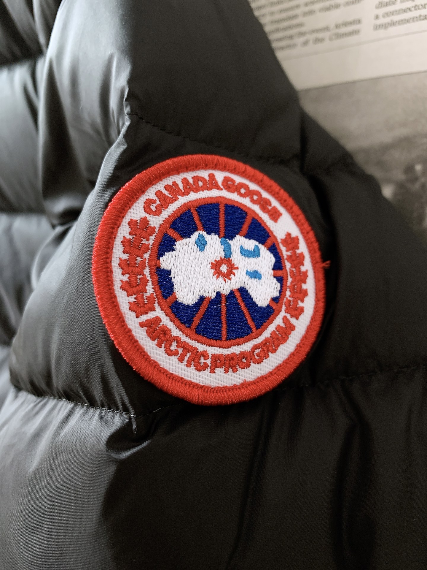Canada Goose 加拿大鹅 轻薄连帽羽绒服🇨🇦 选用高密防风锦纶面料,质地轻盈顺滑,具备良好防泼水性,横向分格锁 Canada Goose 加拿大鹅 轻薄连帽羽绒服🇨🇦 选用高密防风锦纶面料,质地轻盈顺滑,具备良好防泼水性,横向分格锁
