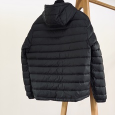 Canada Goose 加拿大鹅 轻薄连帽羽绒服🇨🇦 选用高密防风锦纶面料,质地轻盈顺滑,具备良好防泼水性,横向分格锁 Canada Goose 加拿大鹅 轻薄连帽羽绒服🇨🇦 选用高密防风锦纶面料,质地轻盈顺滑,具备良好防泼水性,横向分格锁