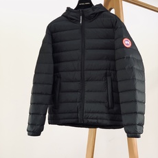 Canada Goose 加拿大鹅 轻薄连帽羽绒服🇨🇦 选用高密防风锦纶面料,质地轻盈顺滑,具备良好防泼水性,横向分格锁 Canada Goose 加拿大鹅 轻薄连帽羽绒服🇨🇦 选用高密防风锦纶面料,质地轻盈顺滑,具备良好防泼水性,横向分格锁